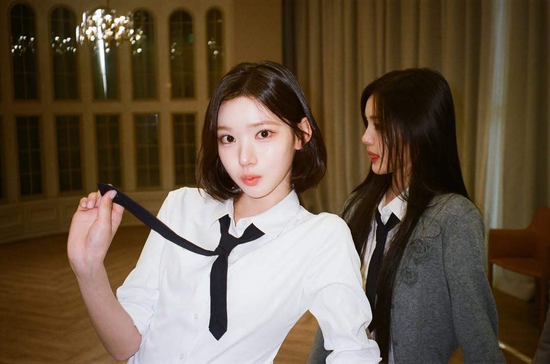 yuharamr's tweet image. ❀ ꯭ ֗ ⠀˚   o’ ties and glimmers! ૮ ․ ․  ᪲ა this frame feels like a page from a secret diary—tucked ties, shiny hair, and heartbeats that echo in an empty hall~ 기억나? the hallway lights were glowing, but i think i outshined them a lil bit hehe ♡