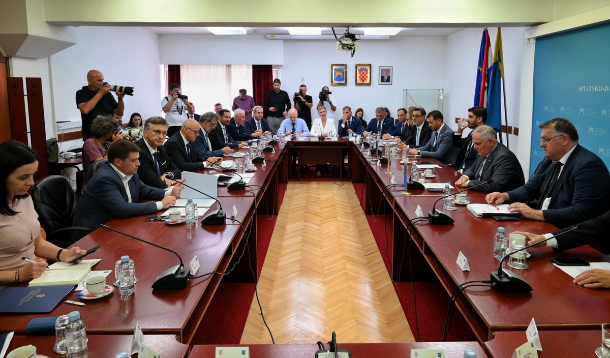 AndrejPlenkovic's tweet image. Sa županom Blaženkom Bobanom nastavljamo voditi kvalitetnu suradnju i u 3. uzastopnom mandatu — na dobrobit Splitsko-dalmatinske županije. Prioritet je dovršetak ključnih infrastrukturnih projekata kako bismo bolje prometno povezali i rasteretili SDŽ.
Razgovarali smo i o…
