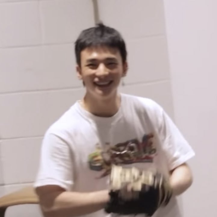 havenfiIm's tweet image. hyunjin’s laugh while he was playing catch ball with skijigi 😭😭😭😭😭😭😭