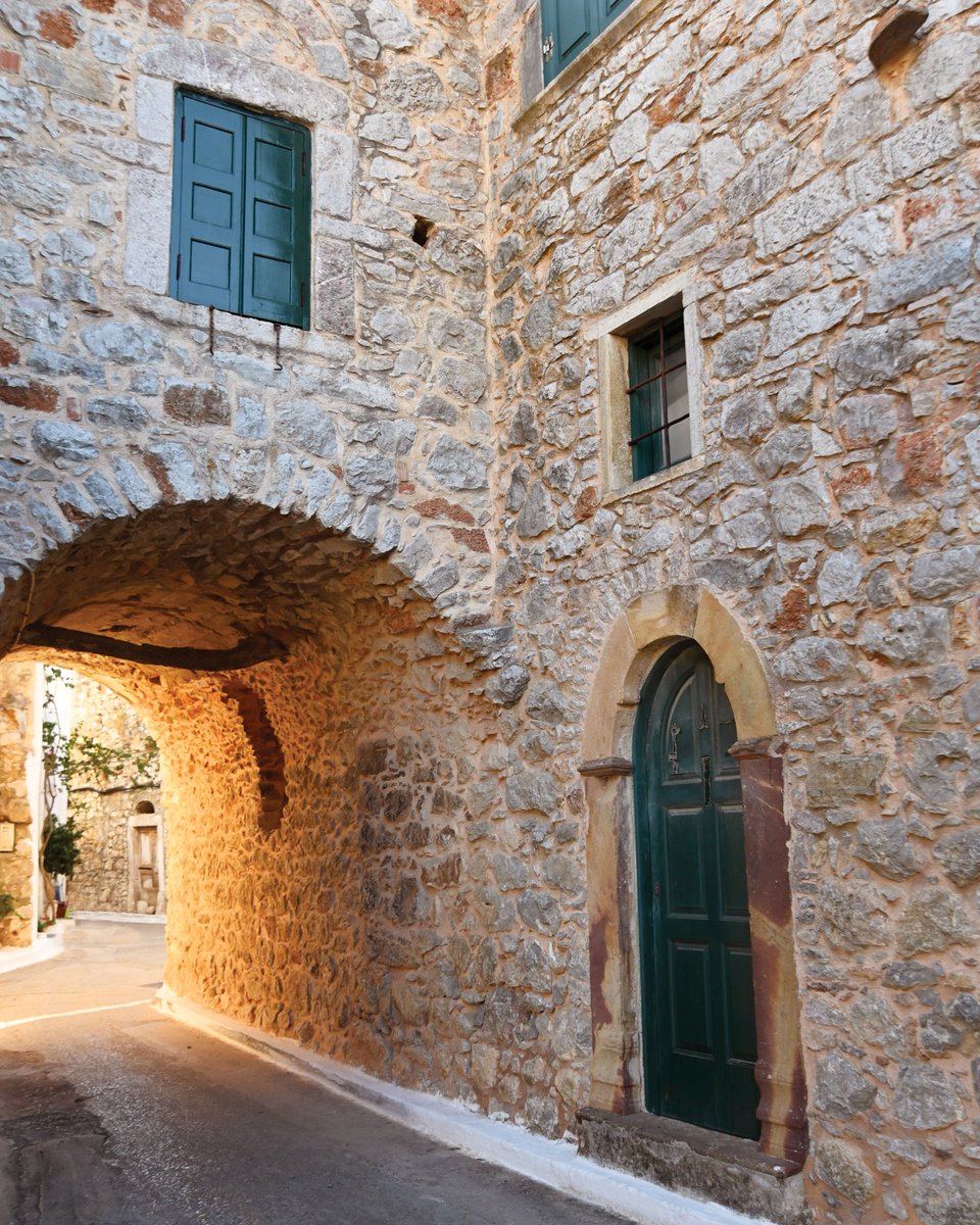 DiscoverGRcom's tweet image. Chios Island. Spelled with a C, pronounced without one. ✨ And trust us, Chios will make you rethink everything you thought you knew about Greece.
No party crowds. No overhyped sunsets. Just medieval villages, mastiha-scented fields, and beaches that haven’t seen TikTok yet. 🤫…