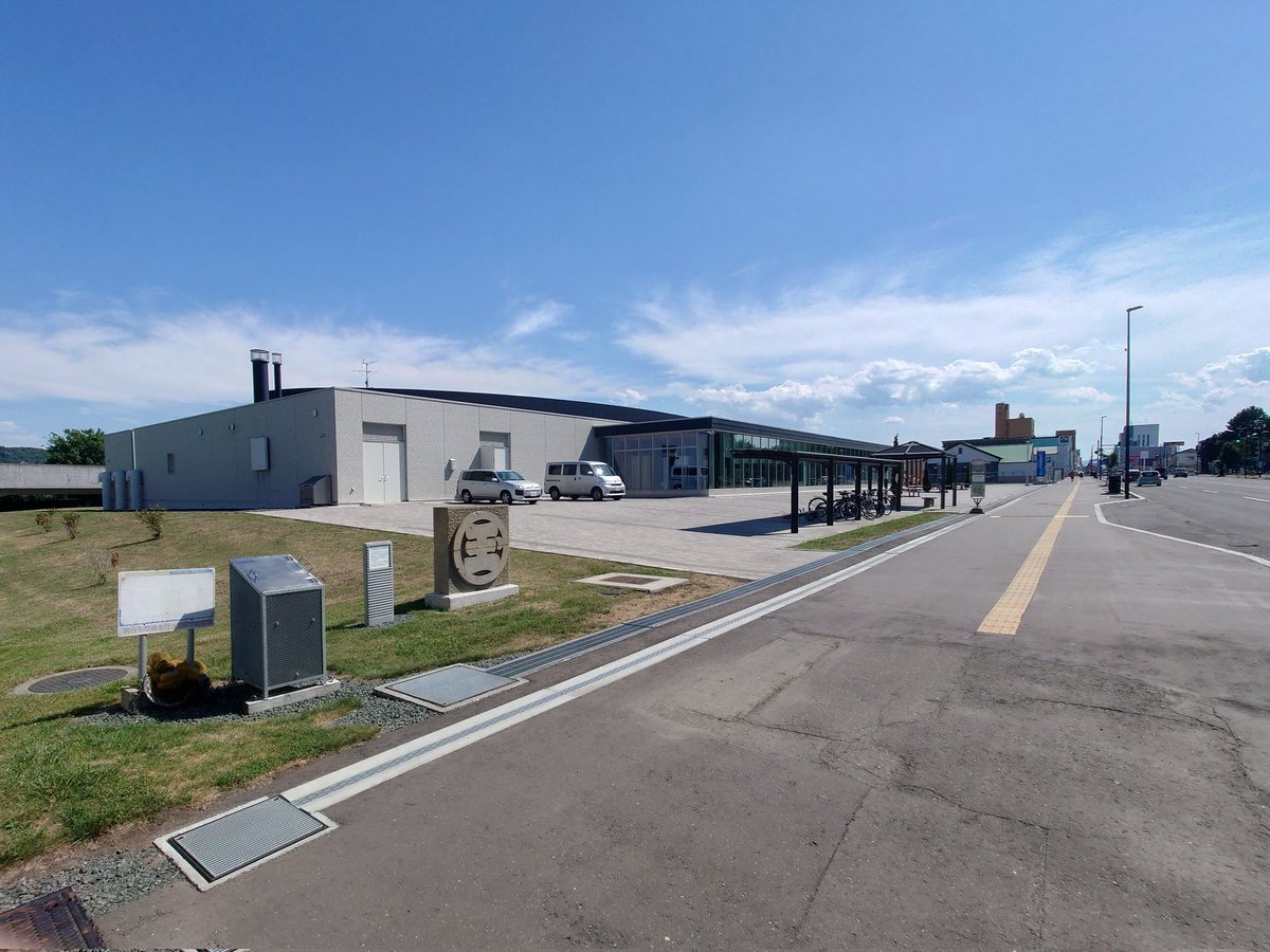 SasaPoplar's tweet image. 北見駅の隣にJR貨物北見営業所があり、その先には2009年まで日清製粉の北見工場があり、跡地には市民プールが建っています。
また跡地には、留辺蘂軟石を使った倉庫の一部と事務所棟(北海道小麦センター)が残っており、その佇まいに歴史を感じます。