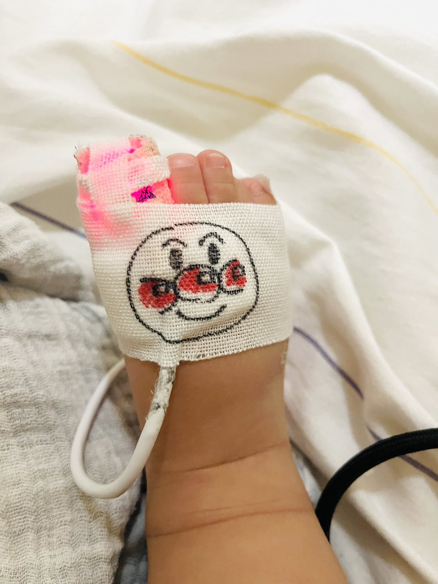 m_emko's tweet image. 忙しい仕事の合間を縫ってこんなに丁寧にアンパンマンを描いてくれている小児病棟の看護師さんの姿を想像するだけで涙が出る母