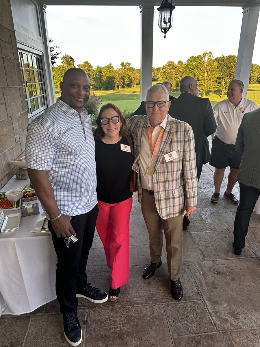 vandermerwe63's tweet image. Faithful Falcons from the Cleveland area came together last night to support @EddieGeorge2727 and @BG_Football. Thank you to all the alum and supporters around the country who have generously supported the unprecedented fundraising success of @BGSU_Athletics this year! @bgsu