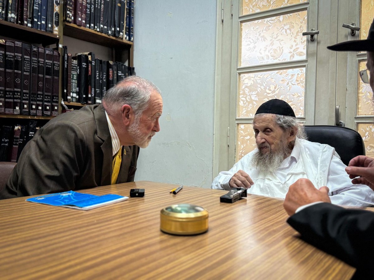 ishaycoen's tweet image. שגריר ארה״ב בישראל לרב דב לנדו: אני מבין ומסכים שבלי התורה ובלי לומדי התורה אין ערך לכלום