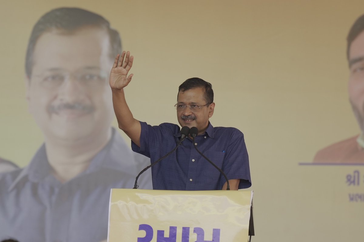 ArvindKejriwal's tweet image. गुजरात का पशुपालक किसान अपना हक़ माँगने सड़क पर उतरता है - बोनस माँगता है, मेहनत की कमाई माँगता है। लेकिन BJP की निर्दयी सरकार ने उन पर लाठी बरसा दी। अशोक चौधरी जी जैसे गरीब किसान भाई की मौत हो गई। 

ये सरकार अमीरों की सरकार है, गरीबों और किसानों को तो सिर्फ़ लाठियों की मार देती…