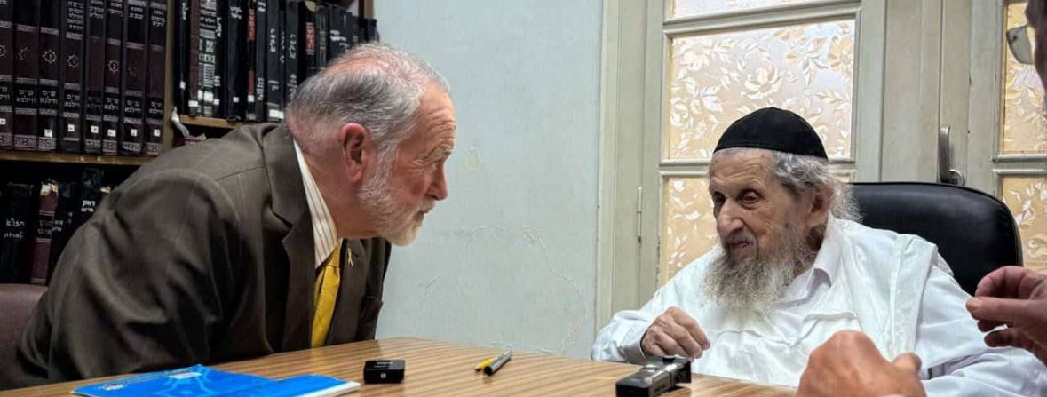 jacklanger's tweet image. Mike Huckabee went to speak to HaRav Dov Landau in Bnei Brak.