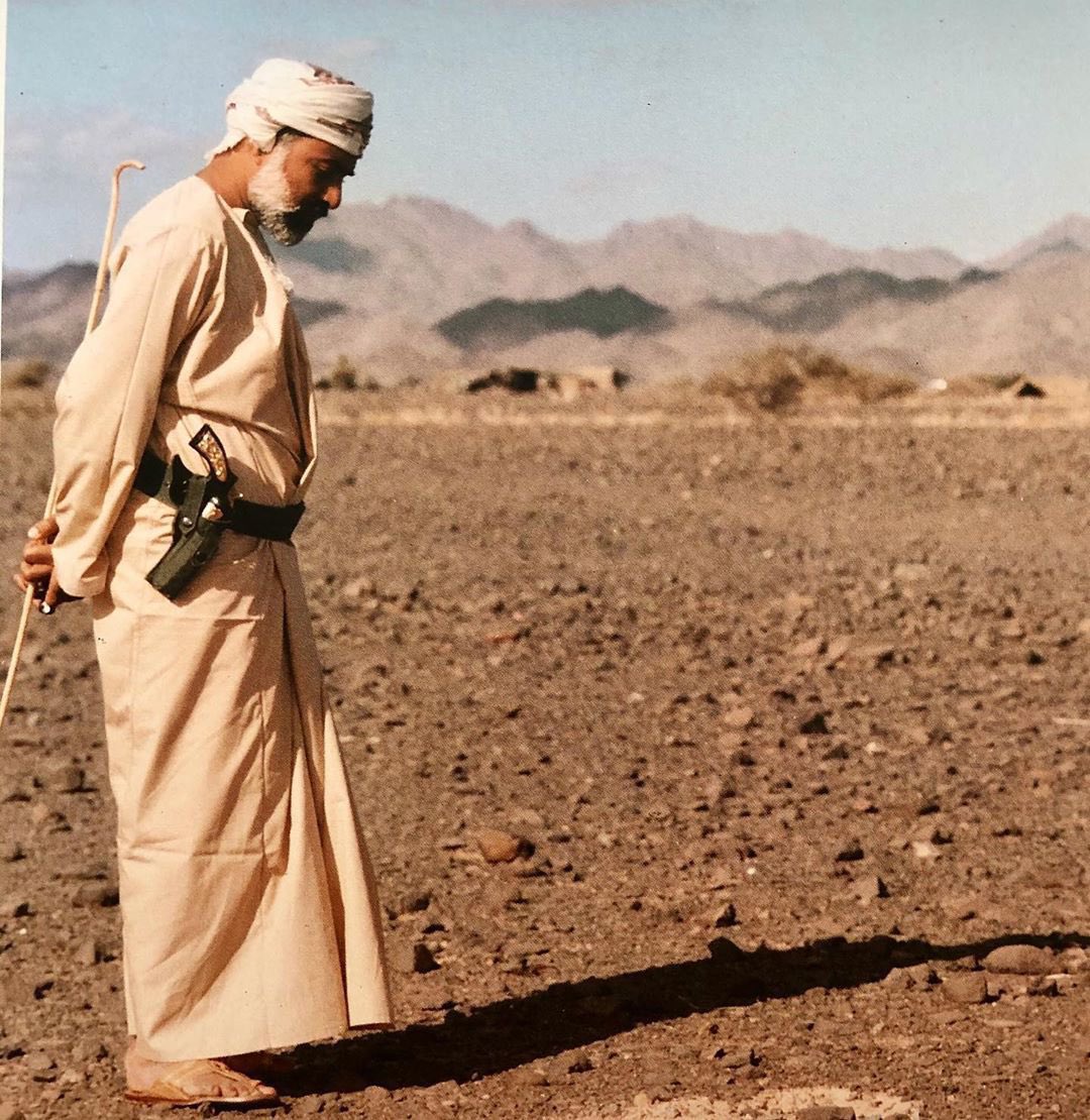 لقدْ جئتَ والأرضُ: بيتُ الترابِ
وغادرتَ والأرضُ: قصرُ العلَمْ

وسوفَ نوافيكَ يومَ الحسابِ
تُباهي بشعبِكَ .. كلَّ الأمم !

يوسف الكمالي