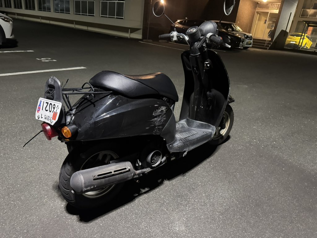 piku_zo's tweet image. 原付刺して後ろ回りぐちゃぐちゃ
とりあえず通勤できるように応急処置した

テール周り全部死んだから直すの大変だ