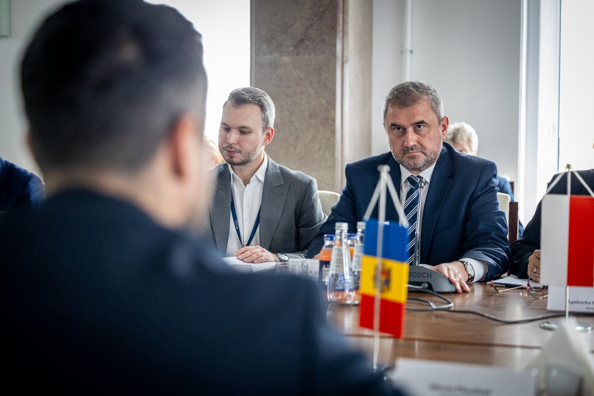 MI_GOV_PL's tweet image. Rozmawialiśmy o współpracy Polski i Mołdawii w zakresie międzynarodowych przewozów drogowych oraz o akcesji Mołdawii do UE.
👥 Główne tematy spotkania:
✅Ustalenie puli zezwoleń na przewozy wykonywane przez przewoźników drogowych obu naszych państw
✅Podniesienie norm…