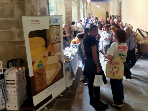 RevistaAlimenta's tweet image. #INDUSTRIA | Éxito del Cheese Market Tour en Santiago de Compostela: tres días para celebrar el queso gallego
El queso gallego protagonista a través de jornadas profesionales, catas y un gran mercado abierto al público
👉🏻 tinyurl.com/4c4s3afw
