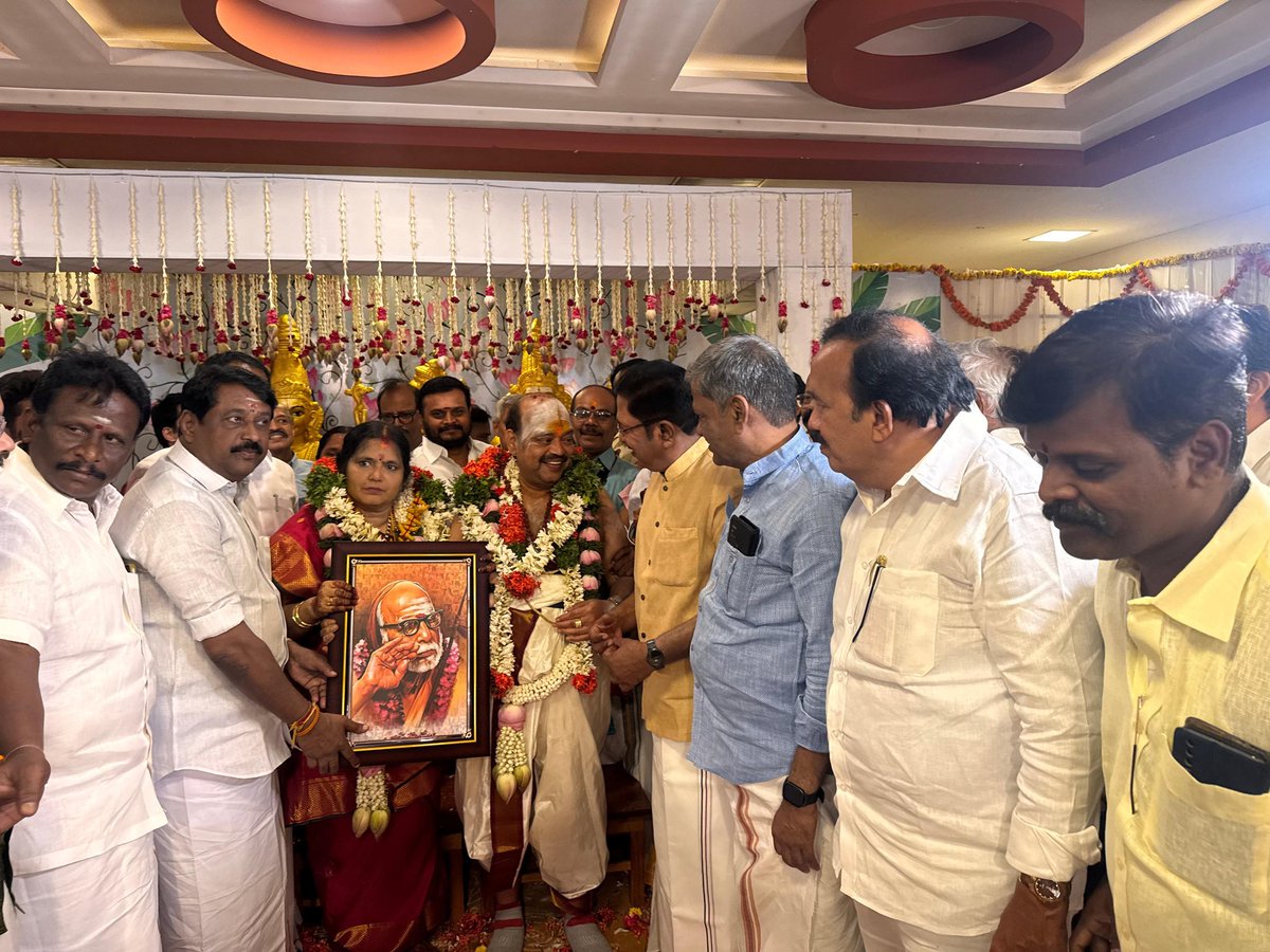 AmmkITMuthu's tweet photo. கழக பொதுச்செயலாளர் மக்கள்செல்வர் திரு. #TTVDhinakaran  அவர்கள்,

தினமலர் நாளிதழ் எடிட்டர் திரு.#பாலாஜி அவர்களின் 60 ஆம் கல்யாணத்தில் கலந்து கொண்டு வாழ்த்தினார்காள்.

#AMMK https://t.co/sawCo6kpn7