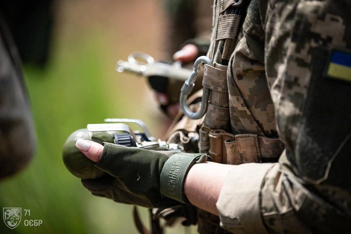 GeneralStaffUA's tweet image. Молоді офіцери 71 окремої єгерської бригади ДШВ проходять інтенсивний курс бойової підготовки: стрільба з різних видів зброї, тактичні дії, кидання гранат.
Відділення комунікацій 71-ї окремої єгерської бригади ДШВ ЗС України
#підготовкаЗСУ2025