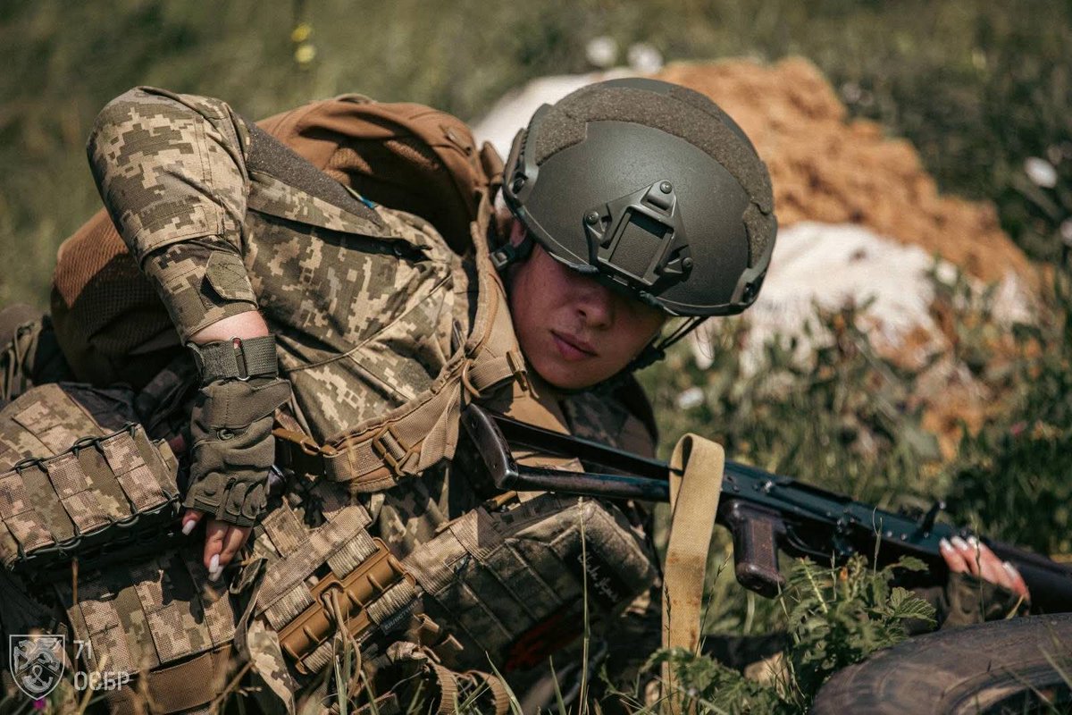 GeneralStaffUA's tweet image. Молоді офіцери 71 окремої єгерської бригади ДШВ проходять інтенсивний курс бойової підготовки: стрільба з різних видів зброї, тактичні дії, кидання гранат.
Відділення комунікацій 71-ї окремої єгерської бригади ДШВ ЗС України
#підготовкаЗСУ2025