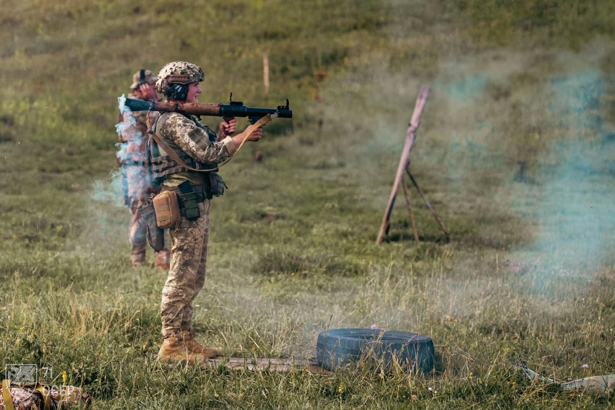 GeneralStaffUA's tweet image. Молоді офіцери 71 окремої єгерської бригади ДШВ проходять інтенсивний курс бойової підготовки: стрільба з різних видів зброї, тактичні дії, кидання гранат.
Відділення комунікацій 71-ї окремої єгерської бригади ДШВ ЗС України
#підготовкаЗСУ2025
