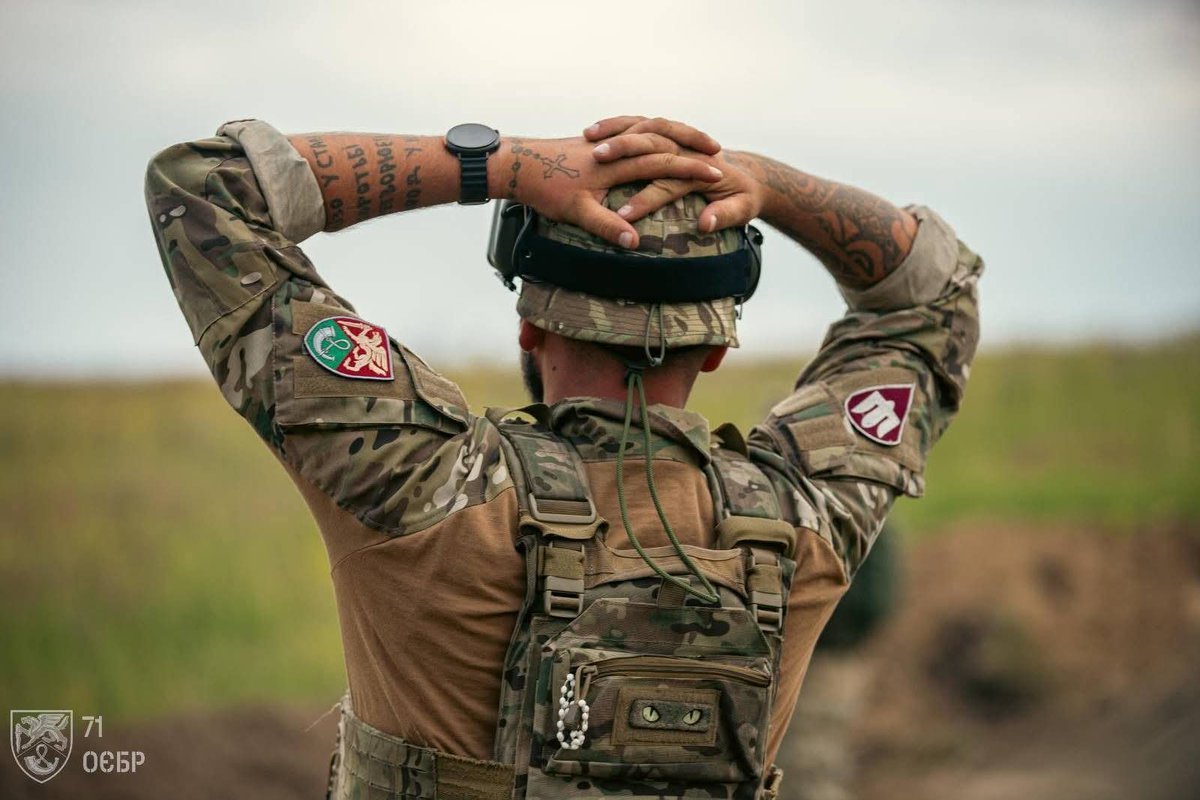 GeneralStaffUA's tweet image. Молоді офіцери 71 окремої єгерської бригади ДШВ проходять інтенсивний курс бойової підготовки: стрільба з різних видів зброї, тактичні дії, кидання гранат.
Відділення комунікацій 71-ї окремої єгерської бригади ДШВ ЗС України
#підготовкаЗСУ2025