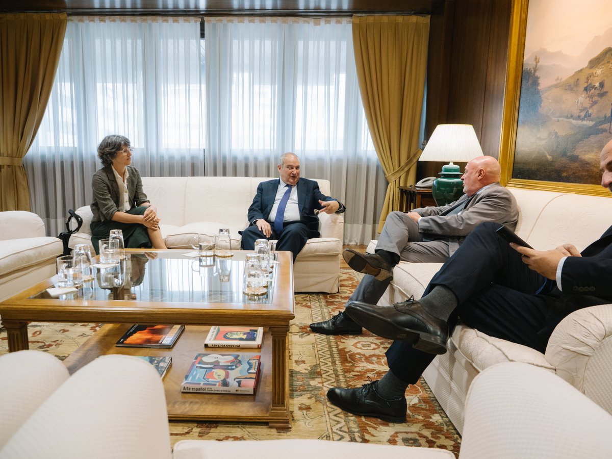 minturgob's tweet image. 📚@jordihereub recibe en el @minturgob a una delegación de la Federación de Gremios de Editores de España (@FGEEenlinea), un sector industrial resiliente que ha logrado recuperar los 3.000 M€ de facturación previos a la crisis de 2008.