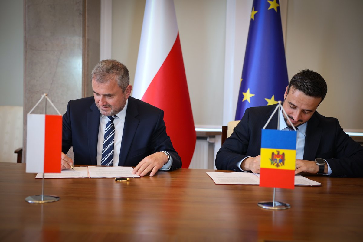 MI_GOV_PL's tweet image. Rozmawialiśmy o współpracy Polski i Mołdawii w zakresie międzynarodowych przewozów drogowych oraz o akcesji Mołdawii do UE.
👥 Główne tematy spotkania:
✅Ustalenie puli zezwoleń na przewozy wykonywane przez przewoźników drogowych obu naszych państw
✅Podniesienie norm…