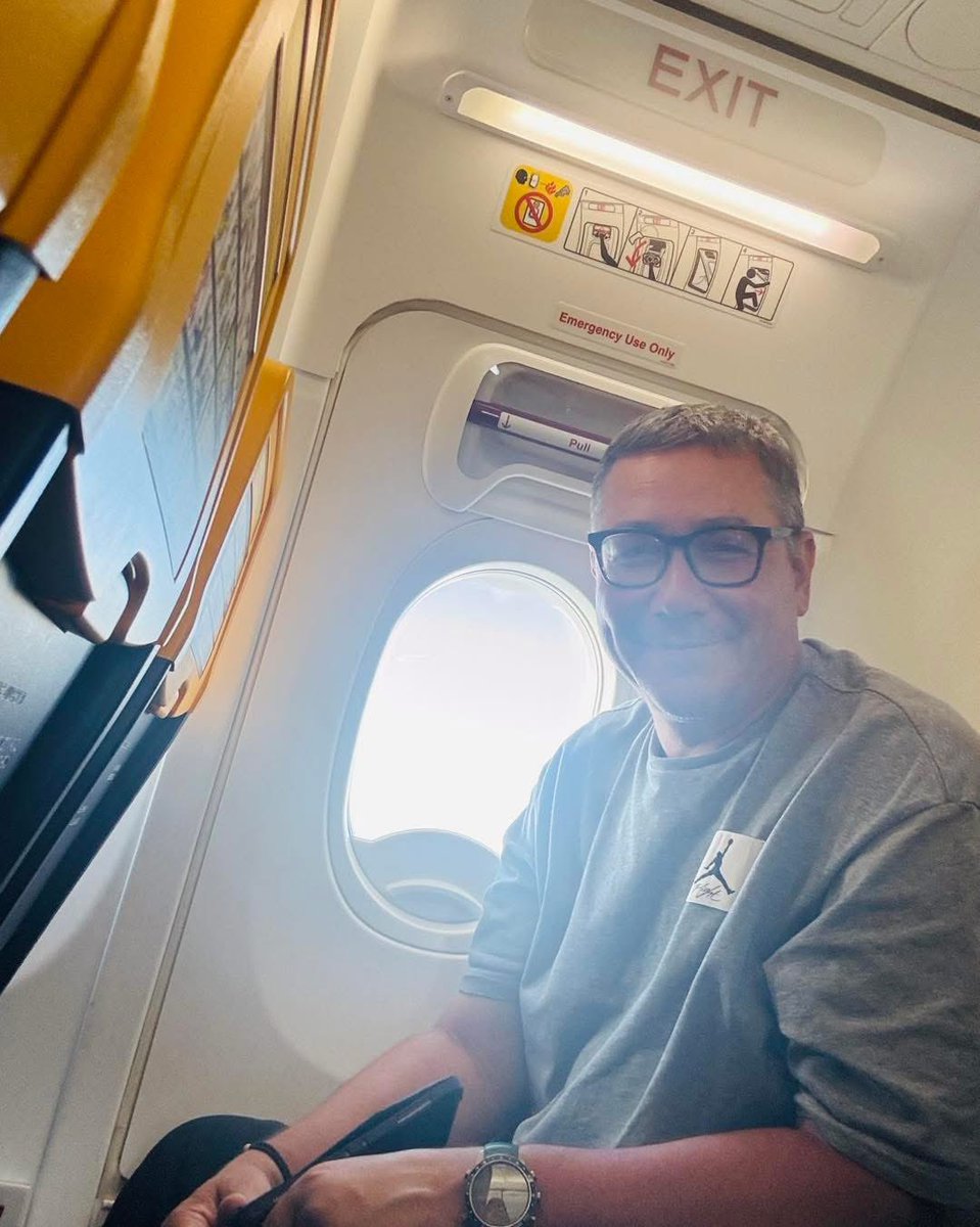 Victor_Ponta's tweet image. Merg și eu, ca majoritatea românilor, cu zboruri low-cost, la fel ca domnul președinte Dan! Dar nu este nevoie ca presa prietenă cu partidele aflate la putere, care primesc subvenții de milioane de euro de la buget, să mă laude pentru asta.
Eu mi-aș fi dorit, totuși, ca domnul…