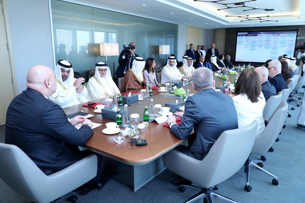 LBpresidency's tweet image. الرئيس عون زار مجلس التنمية الاقتصادية في البحرين، وأكد في كلمة له أن لبنان بحاجة إلى استثمارات مبنية على الثقة المتبادلة.
- رئيس الجمهورية: يعتبر لبنان مملكة البحرين شريكاً صادقاً، يمكن التأسيس معه نحو مرحلة جديدة من التعاون العملي على المستويين الحكومي والخاص.