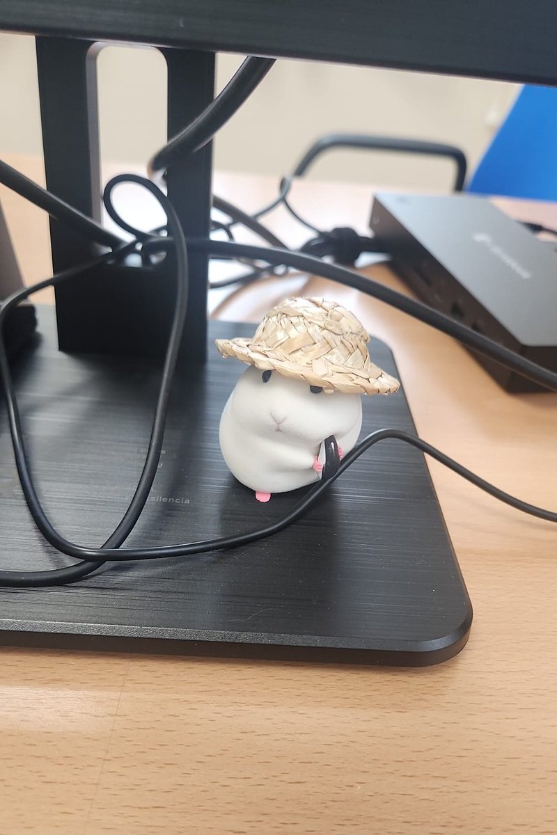 IsaKrueger666's tweet image. Este es Betulio, se lo regalรฉ a Sergio y lo tiene en su trabajo, mirad que cuqui con su pipa.