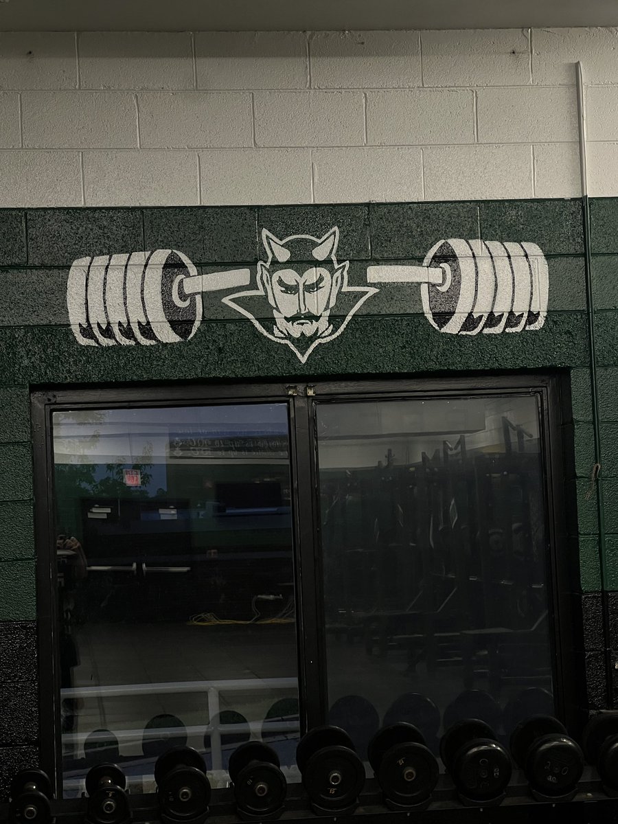 GreeneDevilsFB's tweet image. 🔥Big S/O to @jbriley16 for the awesome artwork to go in the weightroom. Go Devils!