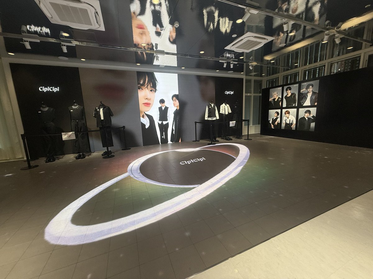kobunsha_int's tweet photo. ⭐️CipiCipiの期間限定ポップアップストアに潜入⭐️

新しく、NCT WISHをアンバサダーに迎えたCipiCipi💄
会場内には、NCT WISHのPOP UP限定動画や、手書きのメッセージ、サインが飾られ、シチズンの方にはたまらない空間になっています…🩵

また、リニューアルしてパワーアップしたクッションファンデにも注目！
「シピシピ フィットスキンクッション R」を先行販売で一足先にゲットできるチャンスです💫

さらに、3,000円以上の購入で「CipiCipi」ロゴ入り前髪クリッププレゼント、5,000円以上の購入でオリジナルピンチャーム作り体験が楽しめたりと、特典も豪華🎉
ぜひ遊びに行ってみてください🤗

📍0th Hub Nihonbashi
📅2025/7/23(水)〜7/27(日)

#CipiCipi #NCTWISH #シオン #リク #ユウシ #ジェヒ #リョウ #サクヤ