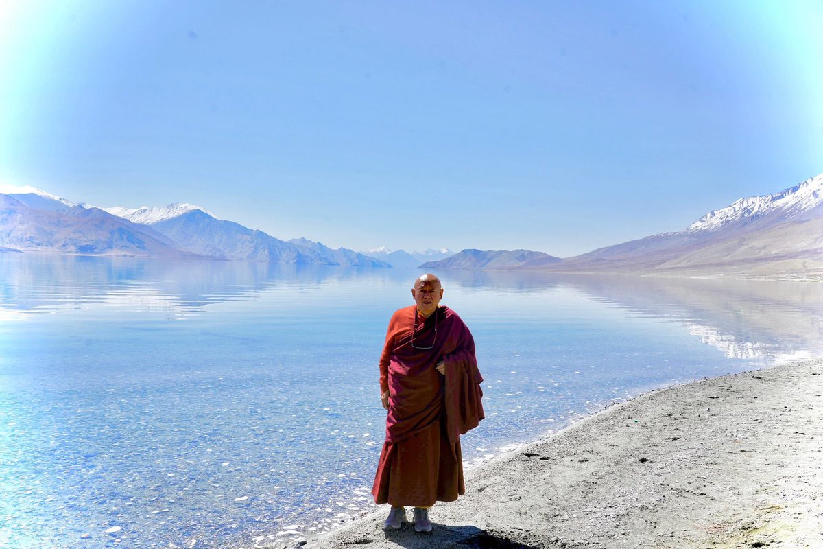 四年前，我在撰写长文《在冈仁波齐遇到的行脚僧打开喜马拉雅山门》（收录于《疫年记西藏》，台湾大块文化出版）时，因缘使然，有幸与直贡噶举教最高法王——直贡绛衮澈赞仁波切（Drikung Kyabgon Chetsang Rinpoche）进行过几次线上访谈。