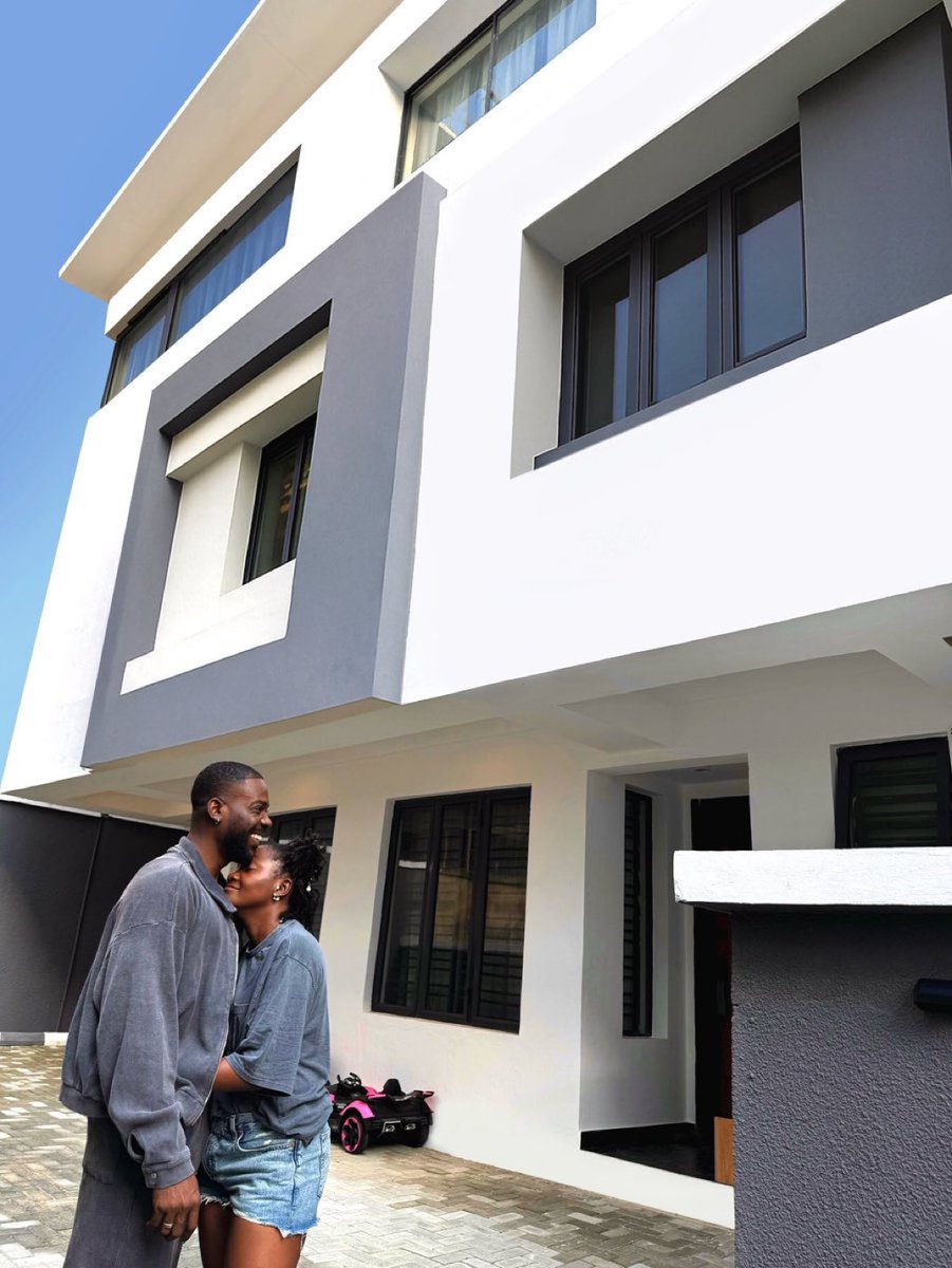 Teeniiola's tweet image. Adekunle Gold and Simi just added another one to their crib. Big congratulations to them 🏠❤️
