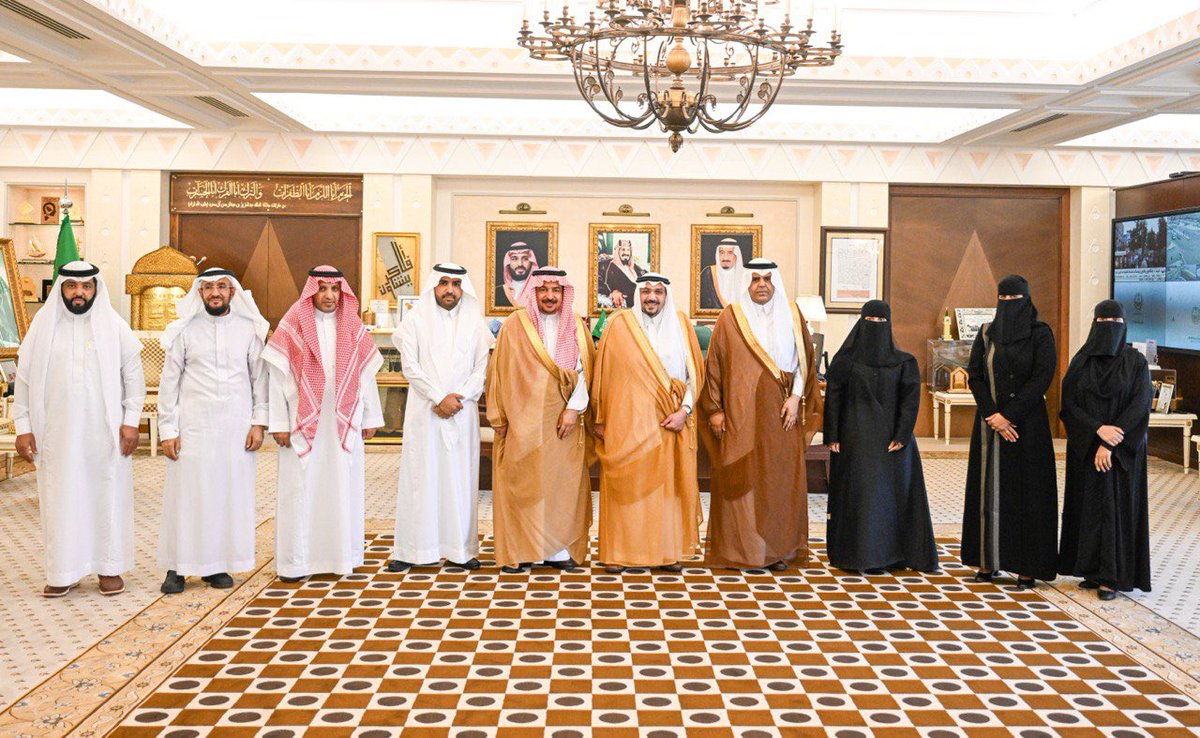 أشاد سموه بما تقدمه الجمعية من برامج لاستثمار الطاقات الشابة، وتوجيه الإبداع لخدمة الوطن والمجتمع، بما يتوافق مع مستهدفات #رؤية_السعودية_2030 في تطوير التعليم وتنمية القدرات..

سمو #أمير_منطقة_القصيم يستقبل مدير تعليم المنطقة ورئيس وأعضاء جمعية “سماء الإبداع” ويطّلع على برامجها