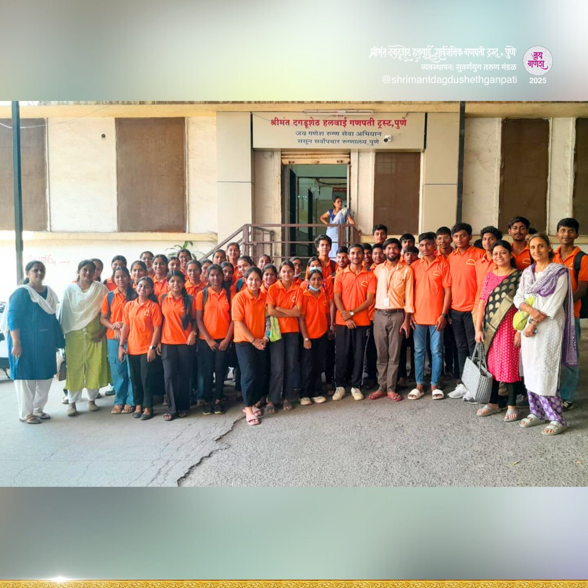 DagdushethG's tweet image. जय गणेश!
जय गणेश पालकत्व योजनेतील महाविद्यालयीन विद्यार्थ्यांनी ससून हॉस्पिटलला भेट दिली, यावेळी ससूनच्या किचन मधील कामकाजाची माहिती तसेच नातेवाईकांसाठी बांधलेली शेड, स्टोअर रूम, किचन मधून वॉर्ड मध्ये रुग्णांपर्यंत जेवणाची थाळी जातानाची प्रक्रिया अशी विविध माहिती जाणून घेतली.