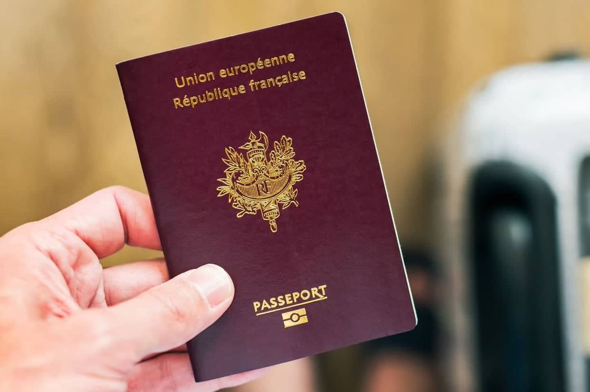 🚨🇫🇷🇸🇬🇪🇸📄 FLASH | La France perd sa 1ère place des passeports les plus puissants en 2025, et descend à la 3ème place avec l’Allemagne, l’Espagne ou encore l’Irlande. Le passeport français permet d’accéder à 189 destinations sans visa préalable, Singapour est seul en tête.
