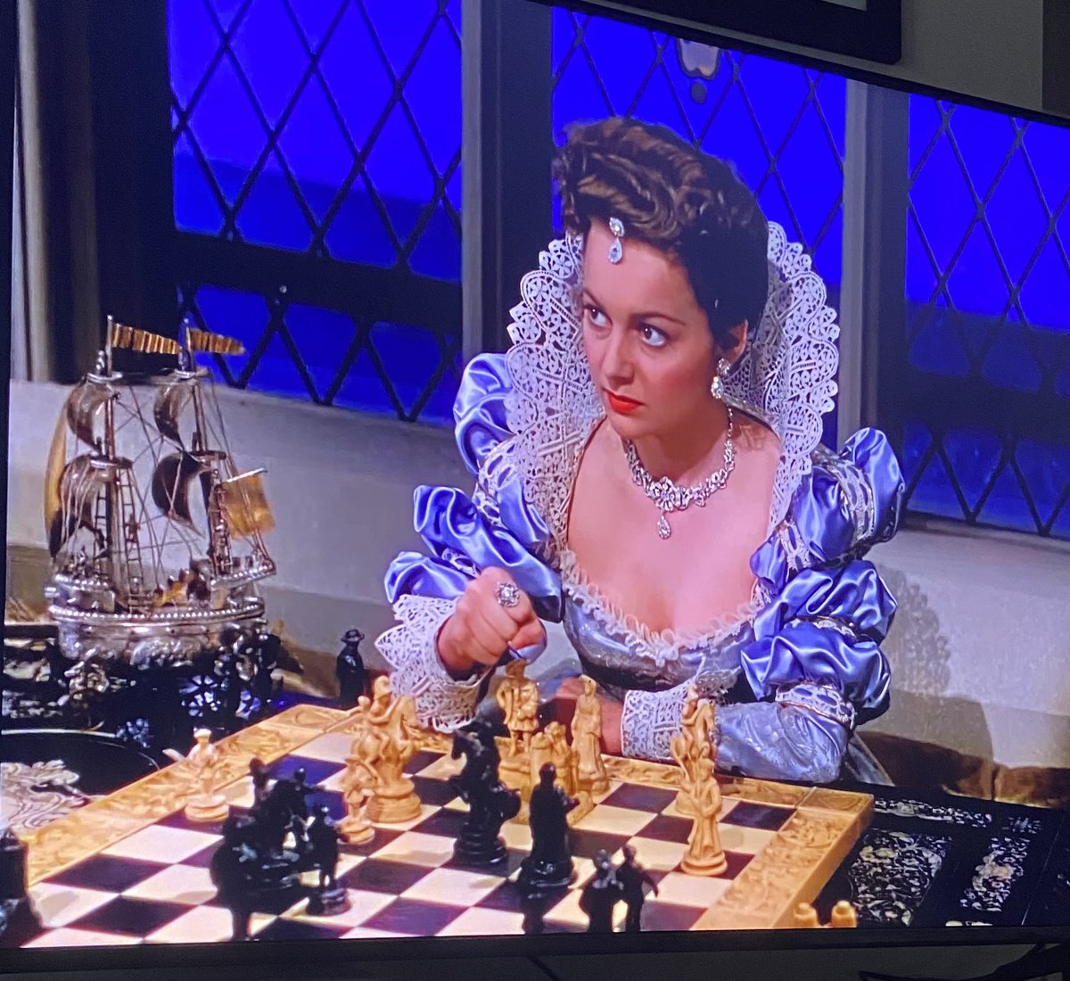 HollywoodYeste1's tweet image. My beloved Olivia was always sublime as the “good girl” but my goodness could she ever play bad deliciously?! The expressions she served to Bette Davis’ Queen Elizabeth and Errol Flynn’s Earl of Essex steamed up the glass on our television.
The Private Lives of Elizabeth and…