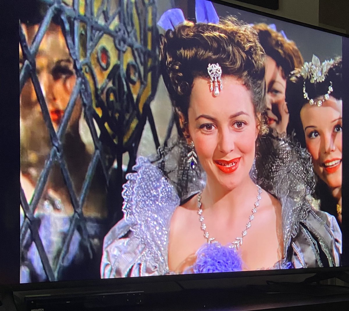 HollywoodYeste1's tweet image. My beloved Olivia was always sublime as the “good girl” but my goodness could she ever play bad deliciously?! The expressions she served to Bette Davis’ Queen Elizabeth and Errol Flynn’s Earl of Essex steamed up the glass on our television.
The Private Lives of Elizabeth and…