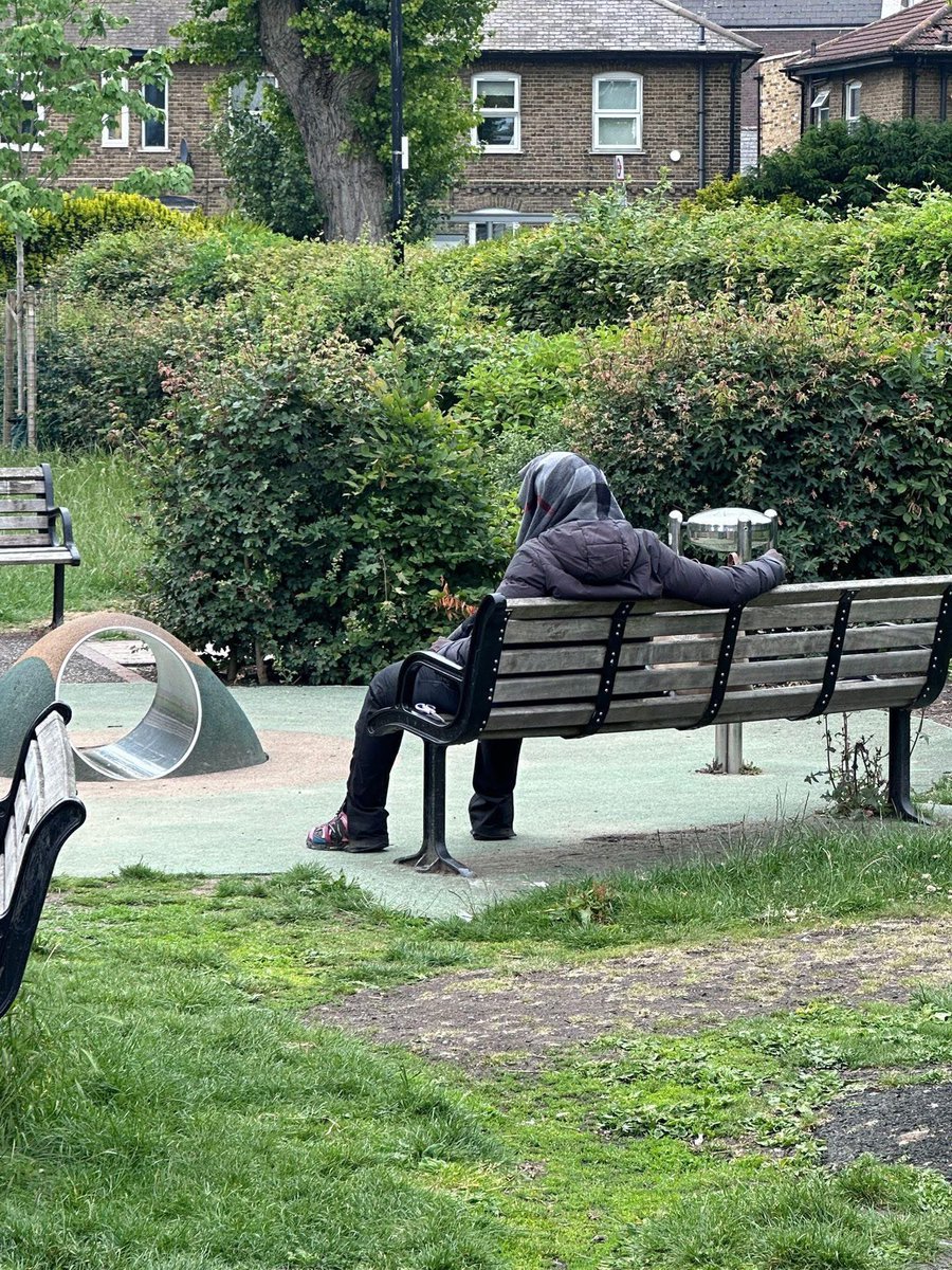 LNallalingham's tweet image. 🚨 On 9 June, this man was sat in the playground in Millwall Park, armed with a pair of scissors—just a mile from the Britannia Hotel in Canary Wharf.
(Zoom in—left side of the bench.)
My wife, my 4-year-old, and a group of nursery kids and parents were just metres away.…