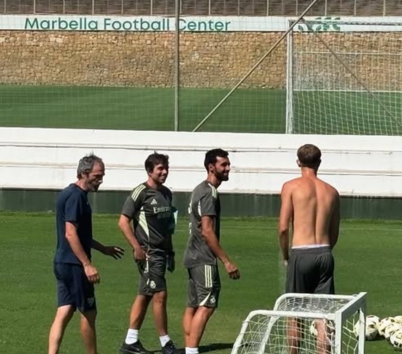 📸 Pendant que d’autres profitent des vacances, Huijsen bosse avec le Castilla à Marbella. 

La saison prochaine, il veut tout casser. 👊⚔️