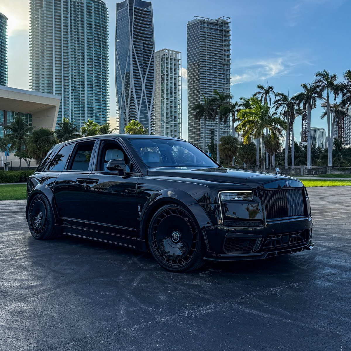 KFLETCH___'s tweet image. GM! Wednesday in Miami. A 1016 Widebody Kit, Vossen Wheels. The $700K 2026 Rolls Royce Cullinan Black Badge 🏄♂️