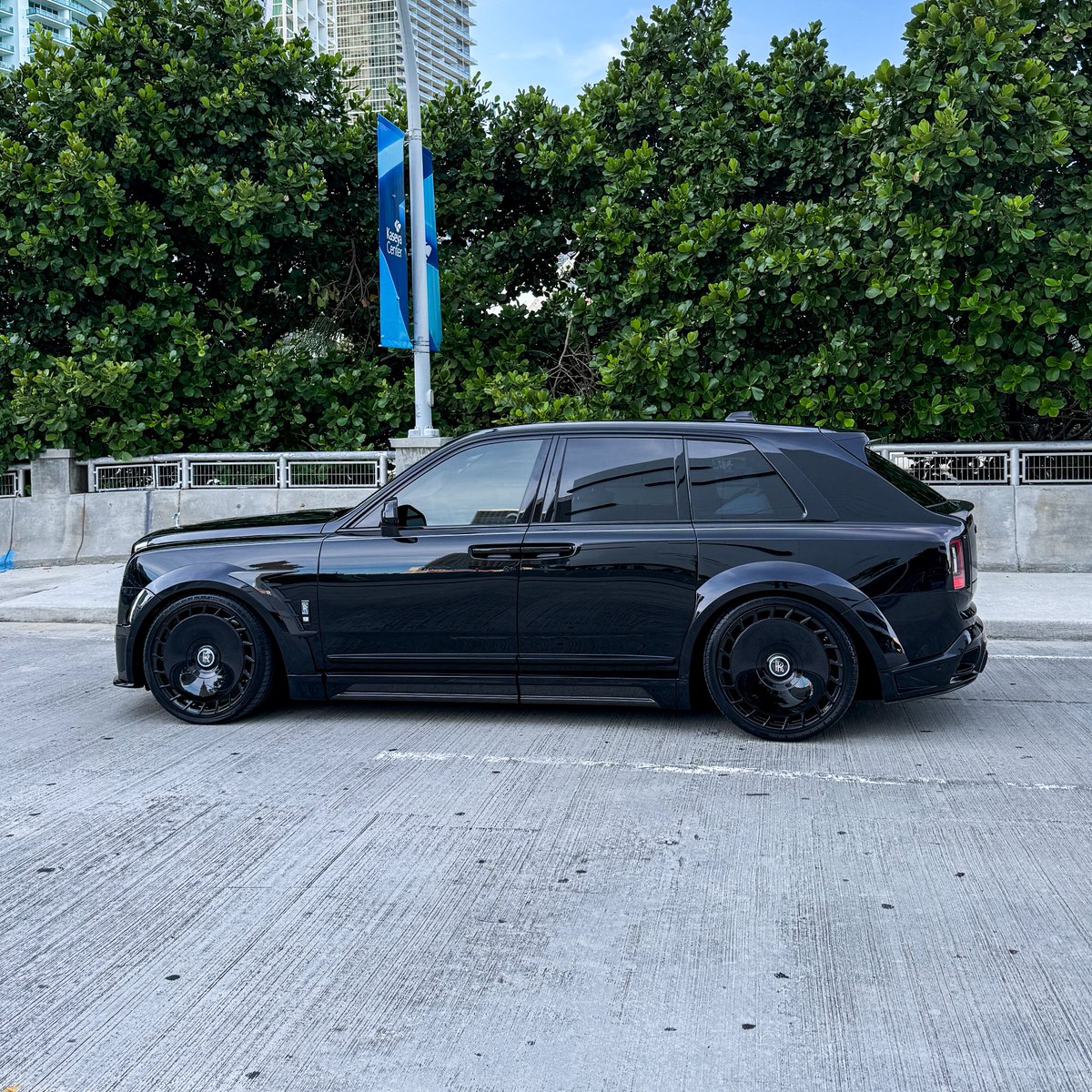KFLETCH___'s tweet image. GM! Wednesday in Miami. A 1016 Widebody Kit, Vossen Wheels. The $700K 2026 Rolls Royce Cullinan Black Badge 🏄♂️
