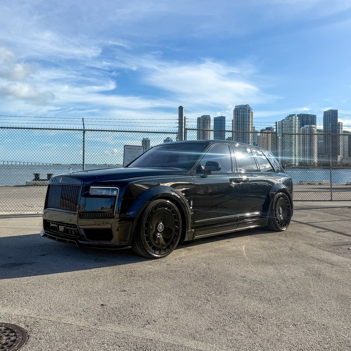 KFLETCH___'s tweet image. GM! Wednesday in Miami. A 1016 Widebody Kit, Vossen Wheels. The $700K 2026 Rolls Royce Cullinan Black Badge 🏄♂️