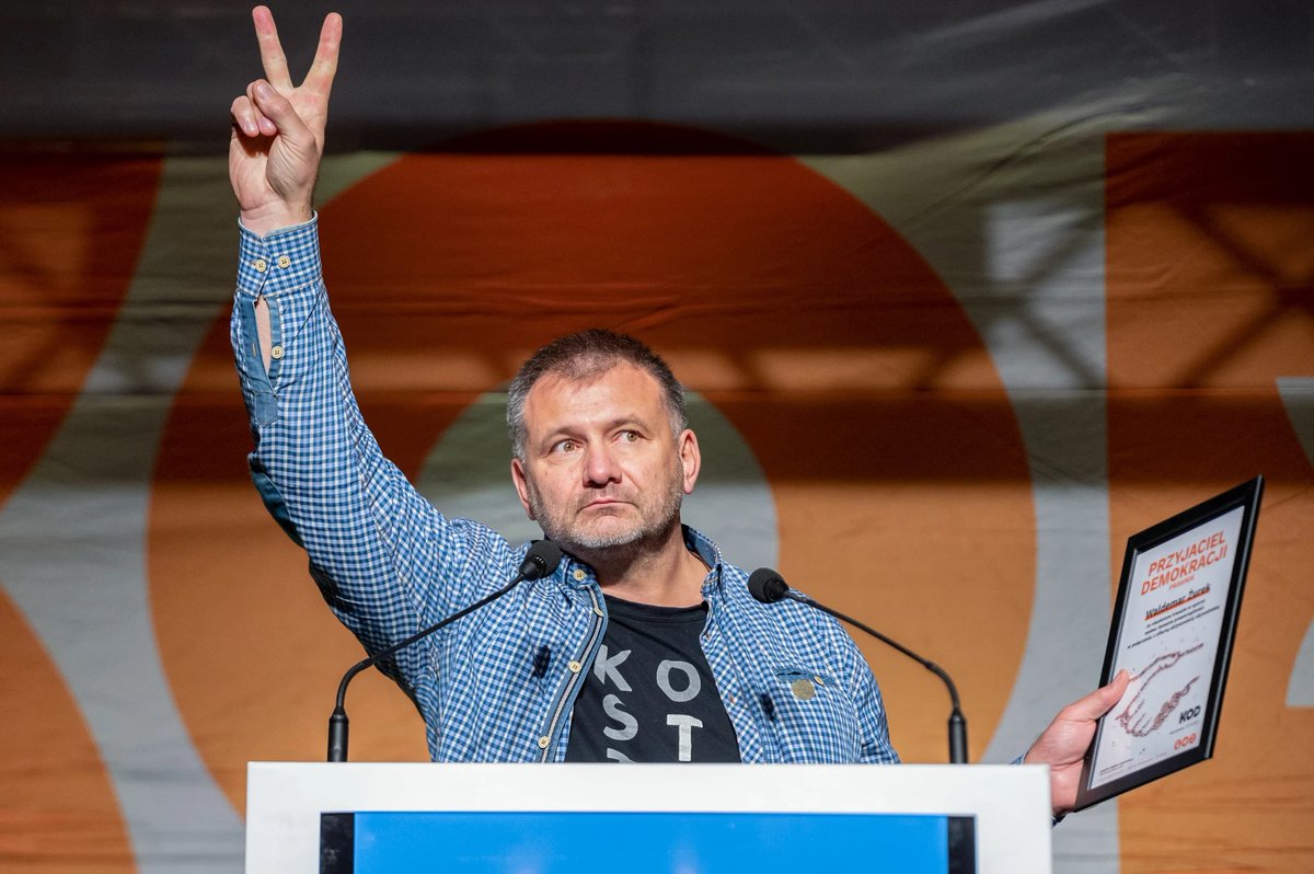 AndrzejZmiasta's tweet image. Zgodnie z przewidywaniami Waldemar Żurek, człowiek, który był najbardziej szykanowanym sędzią przez ekipę Ziobry, zostaje Ministrem Sprawiedliwości👏👏👏
Że jest to bardzo dobry wybór świadczy już wysyp fejkowych zdjęć oraz podważanie jego wiedzy prawniczej przez PiSuarczyków