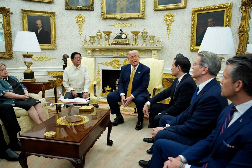 CCityCatholic's tweet image. Thoughts about Trump's Oval Office embellishments? A bit much? Tacky? Or an improvement?
