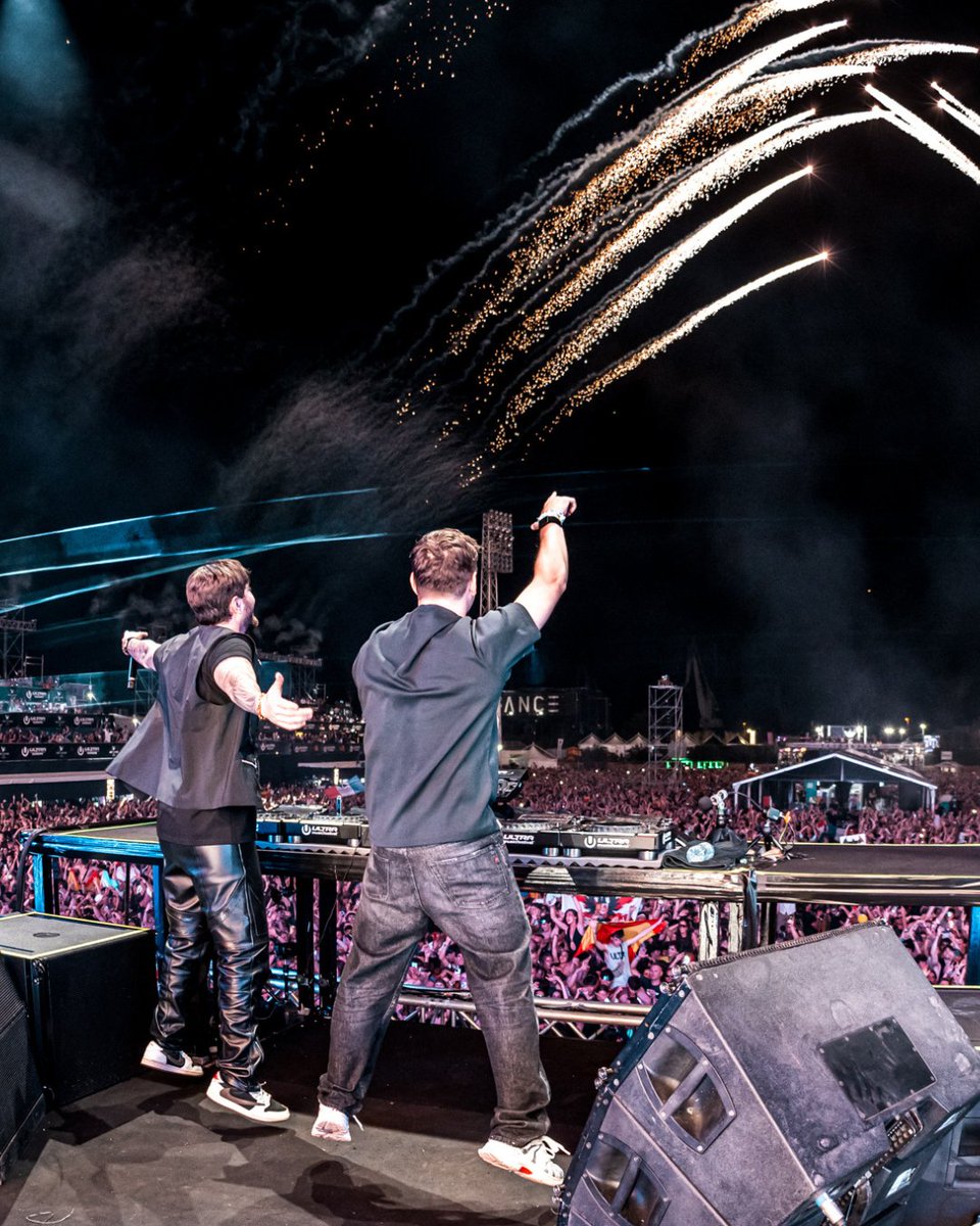 UltraEurope's tweet image. Most iconic moment? @MartinGarrix jumping in on @Alesso set 🧨 And for the first time ever, they premiered "Inside Our Hearts" live.
What was your favorite moment? Drop it below. ⬇️