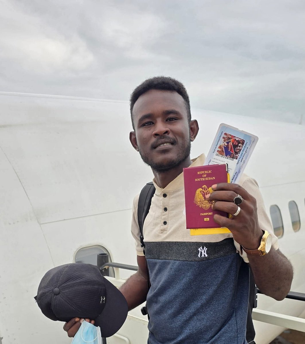 MohanadElbalal's tweet image. This is extremely problematic. Al Fadl Mansour one of the RSF militia’s chief propagandists is seen here holding a South Sudanese diplomatic passport. The issue isn’t just that South Sudan’s Government is facilitating the travel of those affiliated with this genocidal militia is…