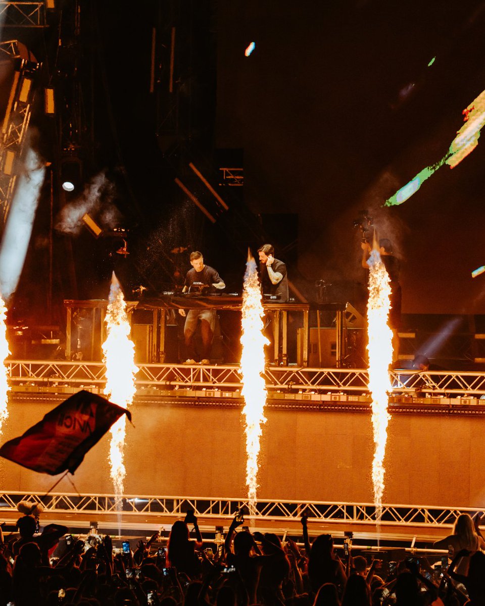 UltraEurope's tweet image. Most iconic moment? @MartinGarrix jumping in on @Alesso set 🧨 And for the first time ever, they premiered "Inside Our Hearts" live.
What was your favorite moment? Drop it below. ⬇️