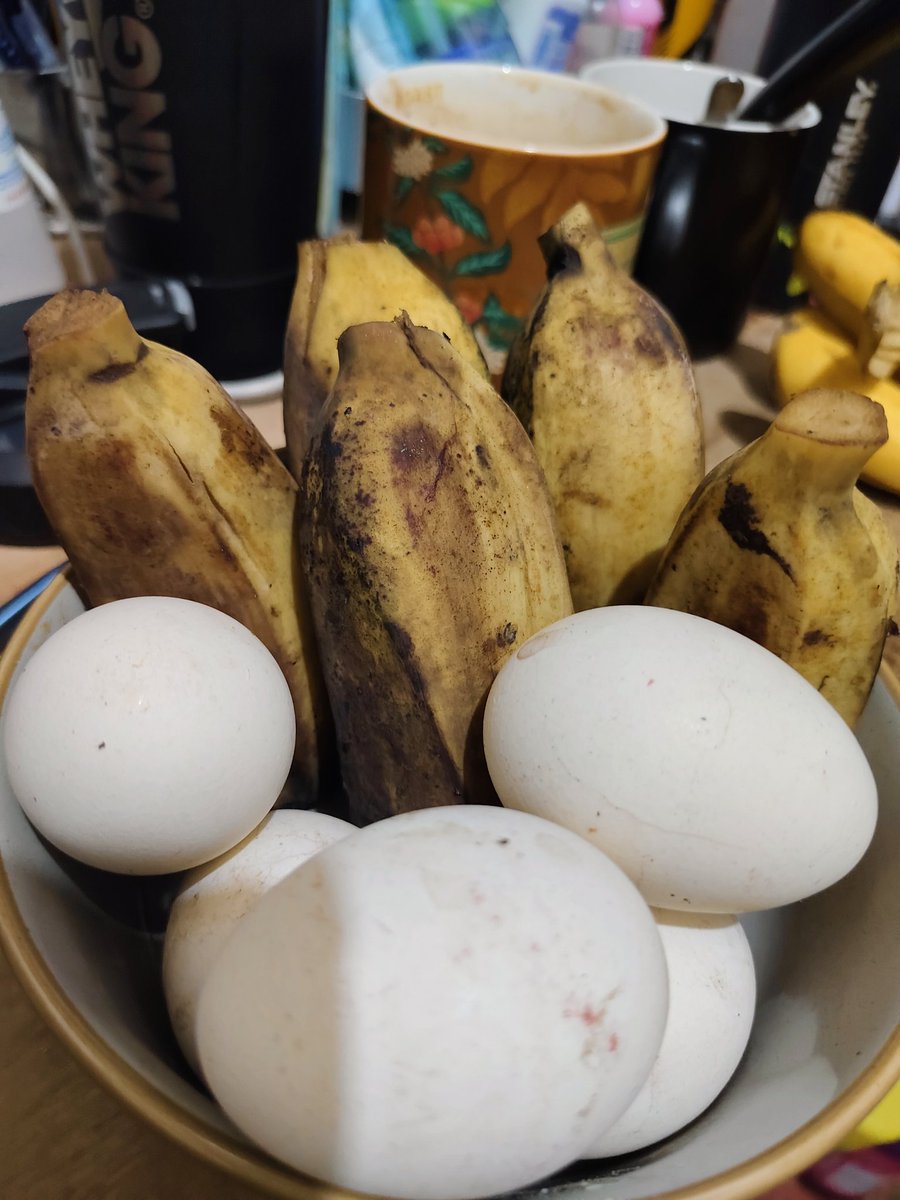 tipid na muna tayo, hangan bukas ng umaga nato,.. 

#mangan
#banana
#boiledeggs
