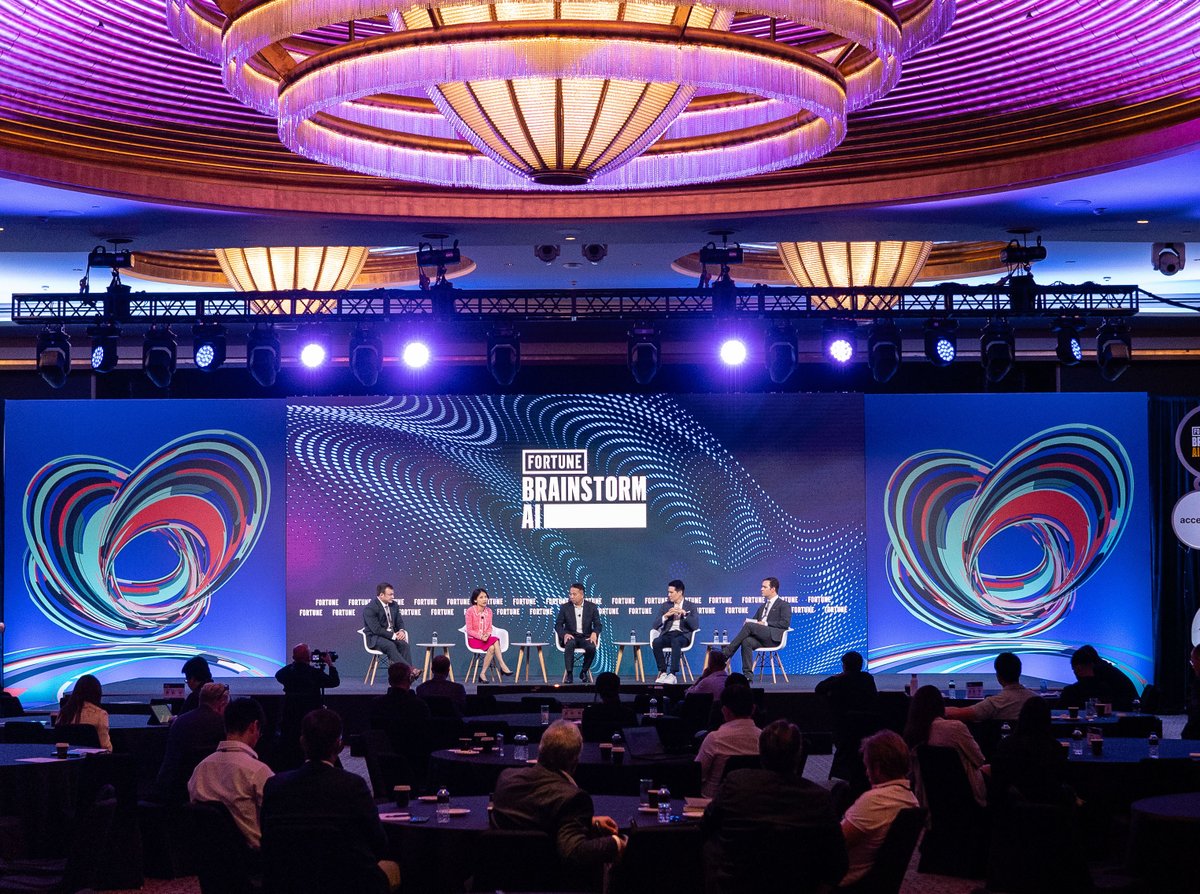 RyzeLabs's tweet image. 📍Yesterday at @bstormAI's #FortuneAISingapore summit!
"Too many startups chase a billion users before they’ve won over their first three. Find your super fans first."
"Find your cohort of people who feel like they needed your product yesterday." @mattyryze, Managing Partner…