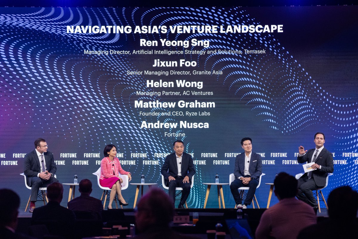 RyzeLabs's tweet image. 📍Yesterday at @bstormAI's #FortuneAISingapore summit!
"Too many startups chase a billion users before they’ve won over their first three. Find your super fans first."
"Find your cohort of people who feel like they needed your product yesterday." @mattyryze, Managing Partner…