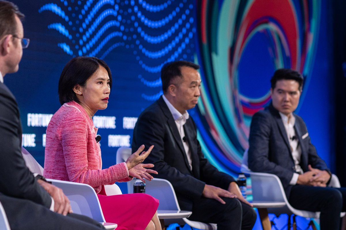 RyzeLabs's tweet image. 📍Yesterday at @bstormAI's #FortuneAISingapore summit!
"Too many startups chase a billion users before they’ve won over their first three. Find your super fans first."
"Find your cohort of people who feel like they needed your product yesterday." @mattyryze, Managing Partner…