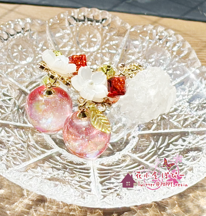 POPPY_resin's tweet image. キラりんご(ピアス・イヤリング/樹脂対応可)をminneで作品画像差し替えたので、再度お知らせさせて下さい🌟
太陽光で綺麗に撮れました📷✨ 透明感やキラキラがよく分かりやすくなったと思います🍎🍏
ご興味があれば是非ご覧下さい😊
#minneで販売中
【minne】
▶minne.com/@poppypit