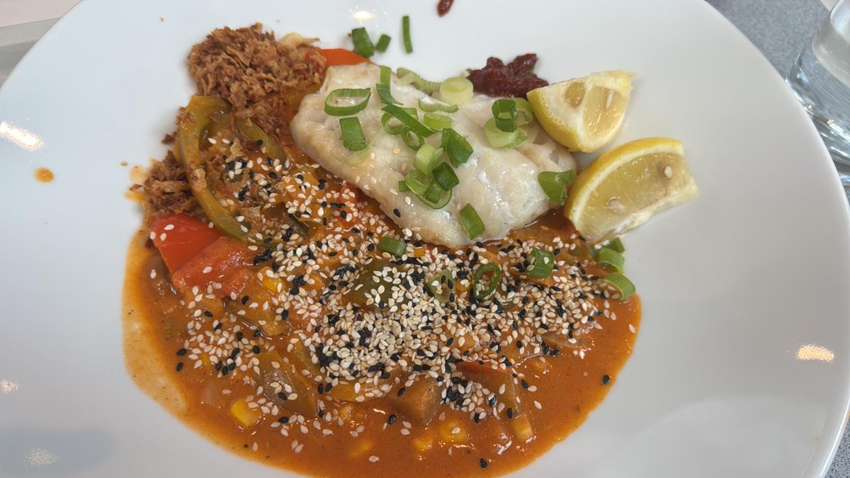 notpatientttt's tweet image. Eating in Germany is easy, because there is basically only one kind of food, called the “wurst.
~Dave Barry
(Book: Dave Barry's Only Travel Guide You'll Ever Need)