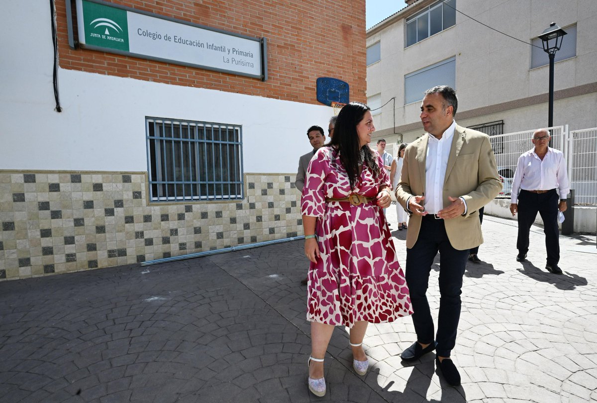 El delegado del Gobierno <a href="/agranados6957/">Antonio Granados</a>, junto a la delegada de <a href="/EducaAnd/">Consejería Desarrollo Educativo y FP</a> <a href="/MariaJoseBaza/">Maria Jose Martin</a>, acompañan al presidente de <a href="/dipgra/">Diputación de Granada</a> <a href="/franalhendin/">Francis Rodríguez</a> en su visita a las obras de mejora del colegio La Purísima de Jun, que financia con 30.000 euros